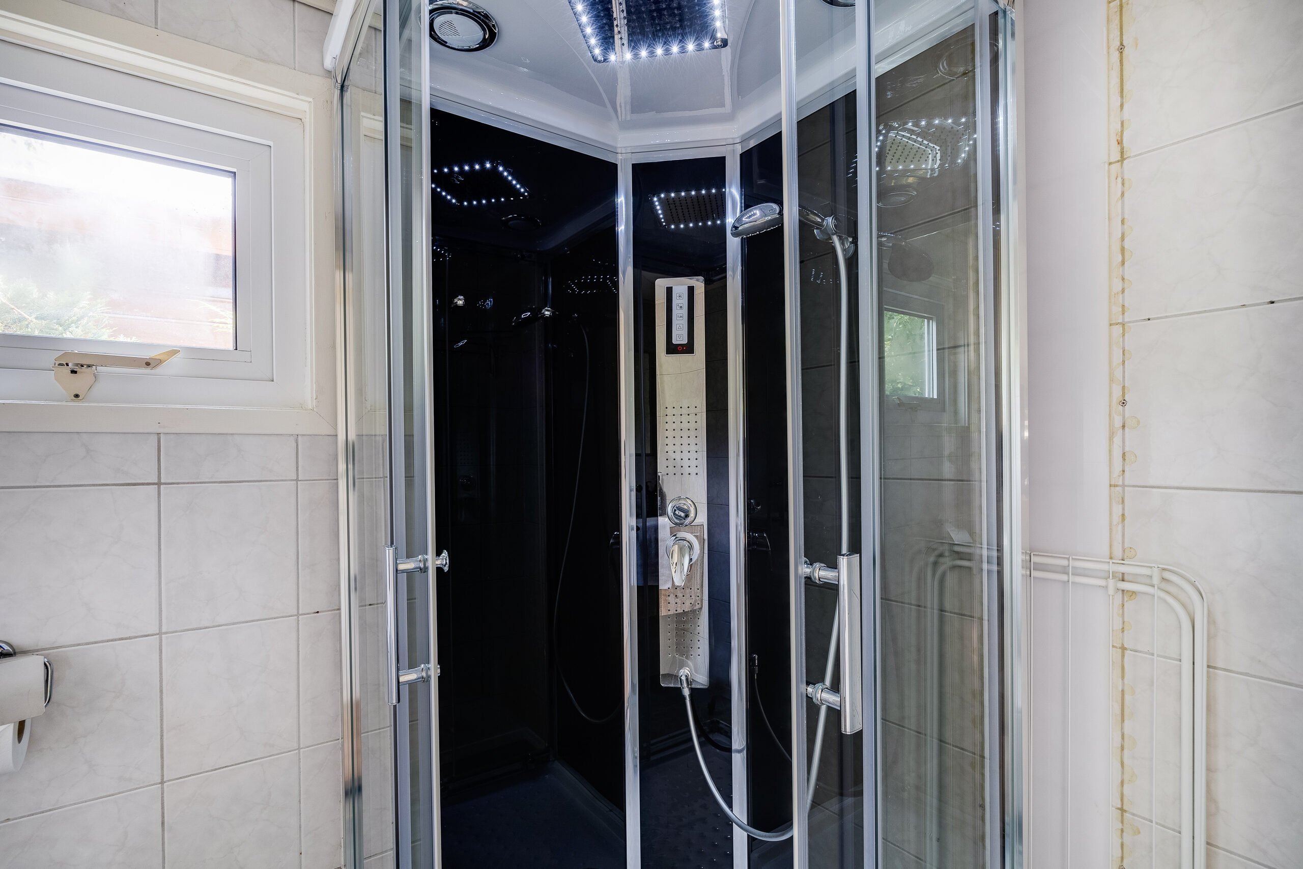 Wellnesshut met eigen bubbelbadsauna 34