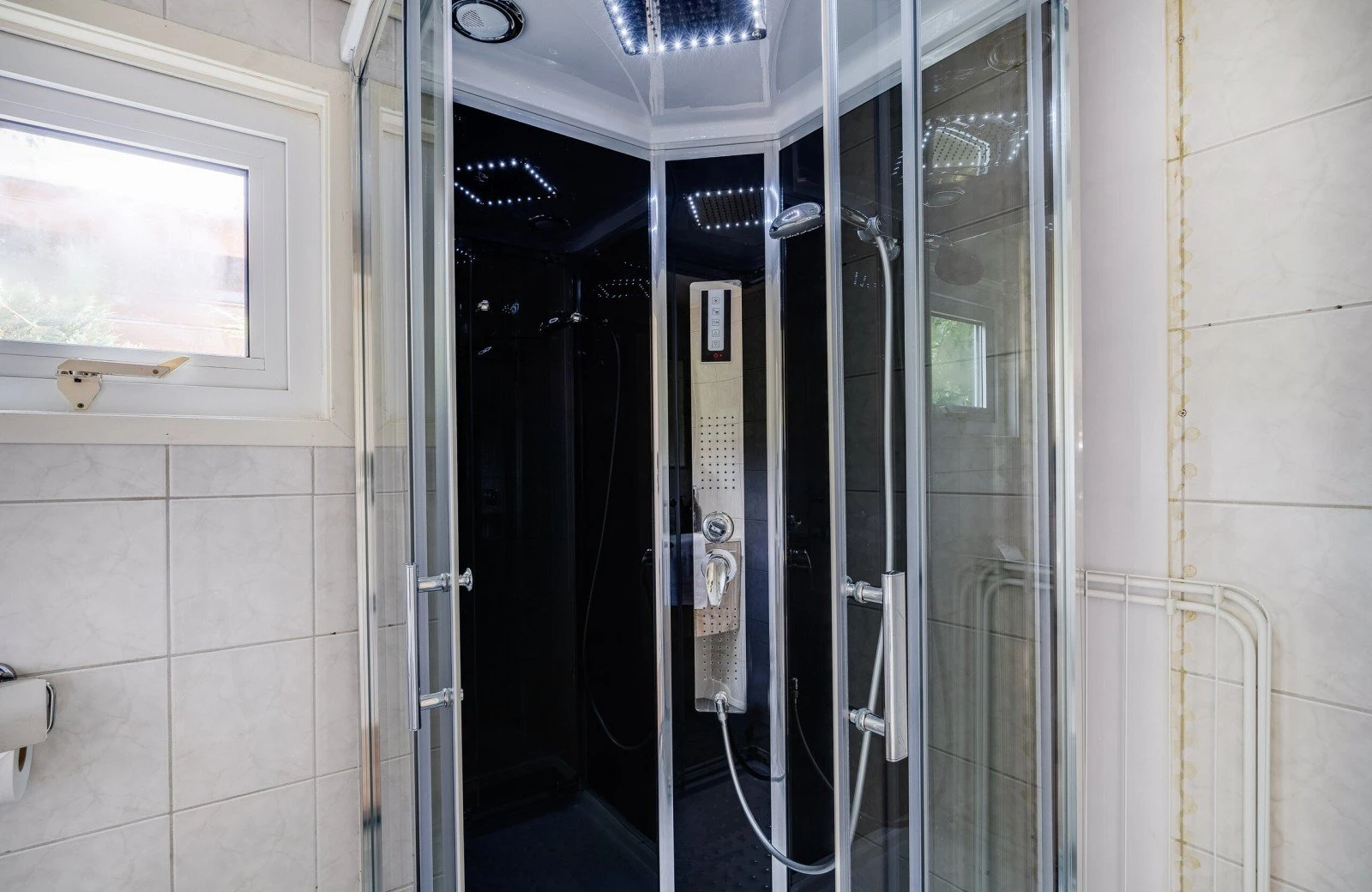 Wellnesshut met eigen bubbelbadsauna 34